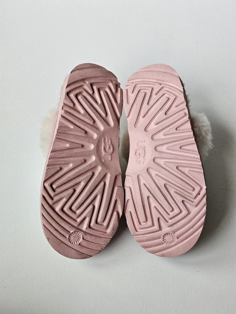 UGG Kids Cozy Glitter Slip On Slippers Pink Sparkle Sheepskin Size 2